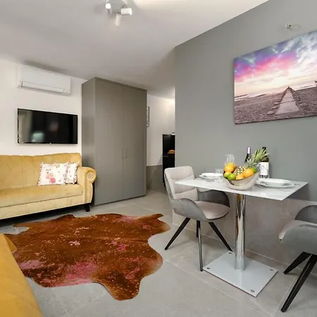 Jugo Apartment *